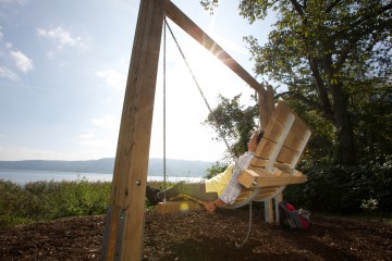 Schaukelpartie mit Seeblick