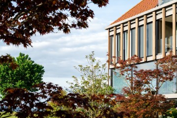 Fassade aus Glas und Holz