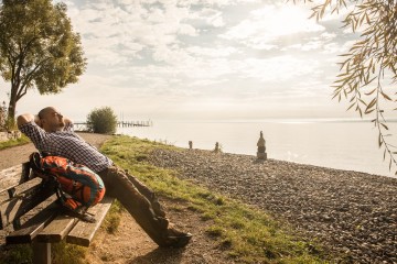 Wanderer auf einer Bank in Konstanz