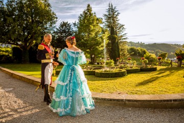 Stilecht im Park spazieren gehen