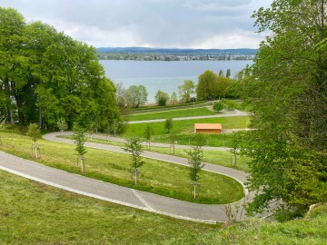 Idyllische Serpentine mit Seeblick