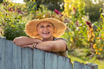 Sonja Frick in ihrem Landgarten in Überlingen