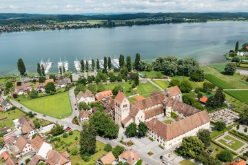 Münster mit Klostergebäude auf der Insel Reichenau