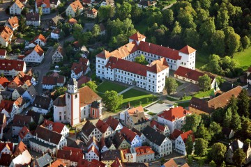 Schloss Meßkirch und die Stadtkirche St. Martin von oben