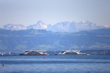 Mit der Fähre vor herrlichem Alpenpanorama