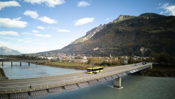 LIEmobilbus auf der Rheinbrücke zwischen Vaduz und Sevelen
