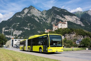 LIEmobilbus vor Burg Gutenberg in Balzers