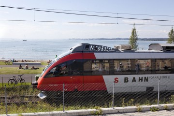 Bahnfahrt mit Seeblick