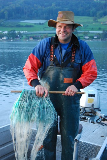 Fischer Martin Dietrich zieht frischen Fisch aus dem Bodensee