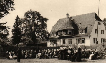Historische Aufnahme: Diakonissinnen vor Villa Gminder