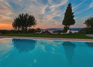 Pool mit Seeblick