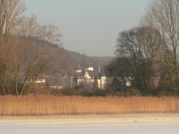 Kloster Hegne im Winter mit Blick auf den Gnadensee