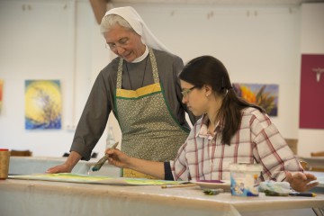 Malen und Töpfern in der Kreativwerkstatt 