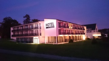 Die neue Hotelansicht bei Nacht
