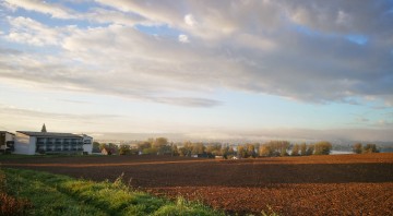 Blick auf das Hotel St. Elisabeth und den morgendlichen Untersee