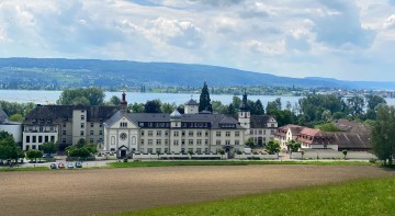 Blick auf das Kloster Hegne und den Untersee