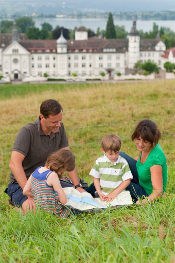 Wanderer auf einer Anhöhe über dem Kloster Hegne