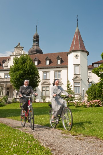 Zwei Kreuzschwestern vor der Hegner Klosteranlage