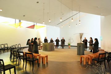 Andacht in der modernen Hotelkapelle