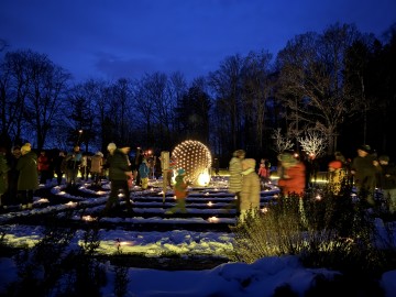 Das Labyrinth im Garten "Mutter Erde" im Fackelschein