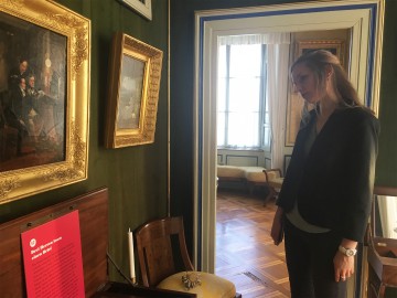 Besucherin in der Ausstellung I