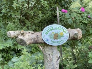 Die "Natur im Garten"-Plakette des Arenenbergs