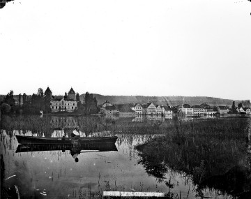 Gottlieben: Blick von Norden auf Schloss, Dorf und die Schifflände. Atelier Wolf, um 1870
