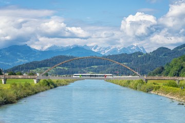 Thurbo-Zug auf ÖBB-Rheinbrücke zwischen St. Margrethen und Lustenau.