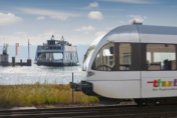 Thurbo-Zug vor Bodensee-Fähre, die zwischen Romanshorn und Friedrichshafen verkehrt.