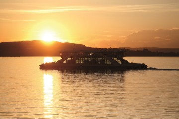 Fähre im Sonnenuntergang