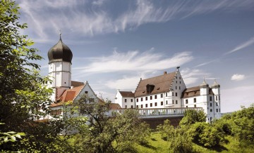 Prunkvoller Herrschaftsbau mit Schlosskapelle