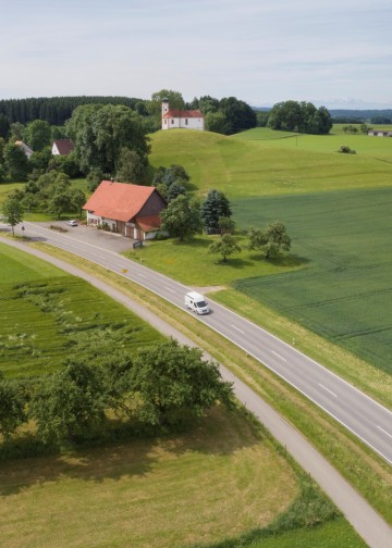 Mit dem Womo unterwegs in hügeliger Landschaft