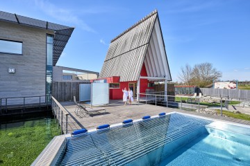 Außenbereich der Adelindis Therme mit Keltensauna