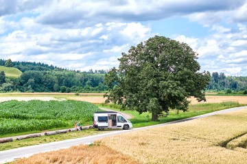Reisemobil in oberschwäbischer Landschaft