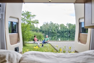 Paar mit Reisemobil an den Schwarzachtalseen