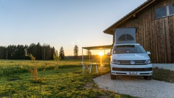 Reisemobil vor Scheune