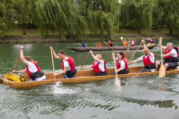 Steinzeitliche Einbaum-Regatta erleben