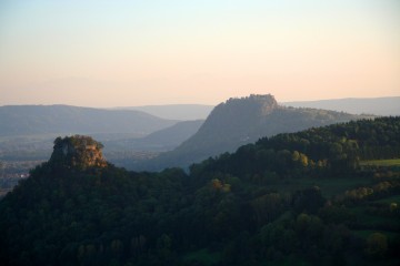 Die Hegau-Landschaft mit herbstlichen Nebelschwaden