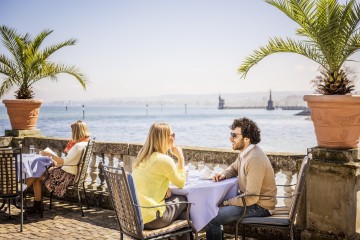 Die sommerliche Terrasse des Inselhotels Konstanz