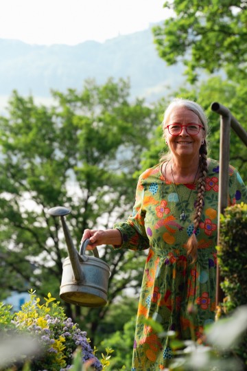 Christine Wilhelm in ihrem Feng-Shui Garten 