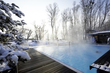 Winterliche Außenanlage der bora Sauna