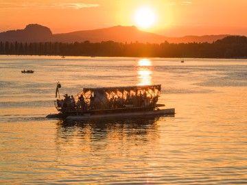 Helio Solarfähre im Sonnenuntergang