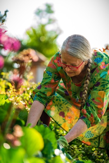 Christine Wilhelm im Garten Wilhelm