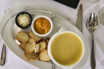 Feine Fischsuppe im Restaurant „Grüner Baum“ in Moos