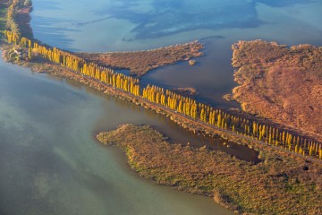 Luftbild vom herbstlichen Reichenauer Inseldamm