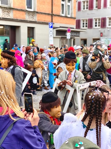 Fasnachtsgruppe Fenschdergugger beim großen Umzug in Konstanz