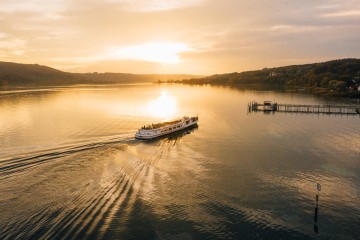 Mit dem Schiff durch den goldenen Herbst