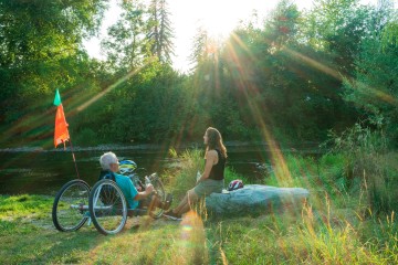 Schöne Rastmöglichkeiten am Ufer