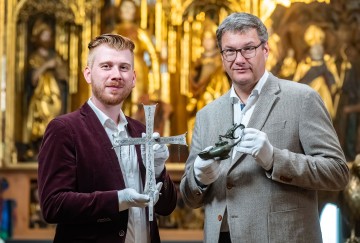 Marvin Gedigk und Prof. Dr. Eckart Köhne vom Badischen Landesmuseum