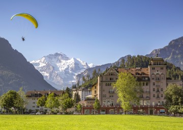 Stadt am Fuße der Alpen